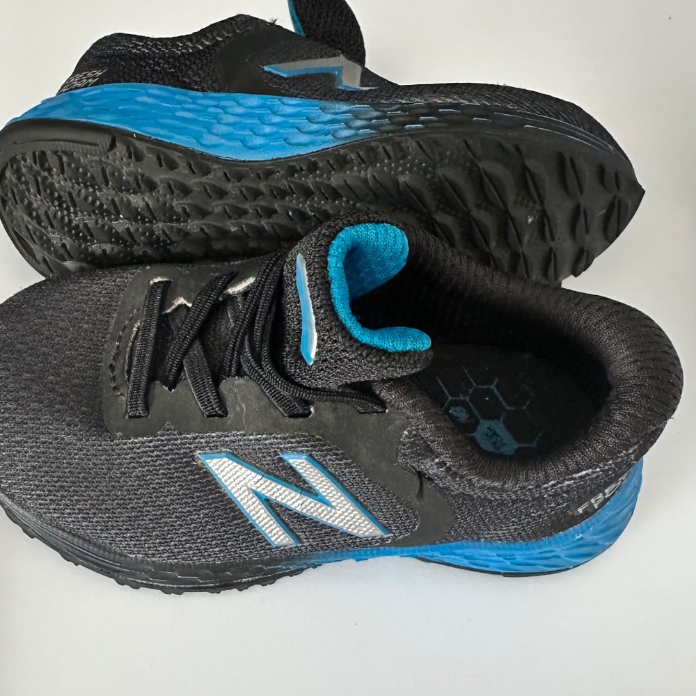 New Balance fresh foam arishi Boys infant/toddler sz 6 Black/Blue auqa